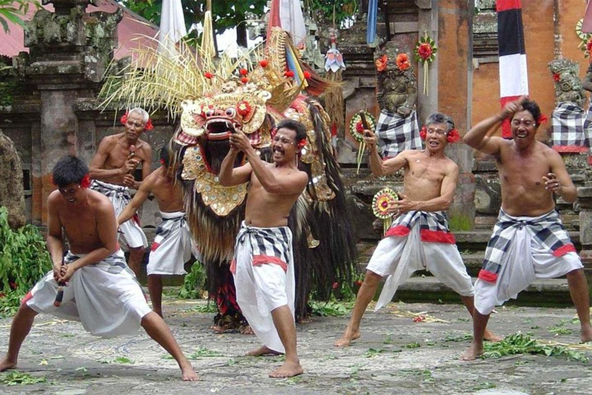un grup d'homes ballant amb un tamborí