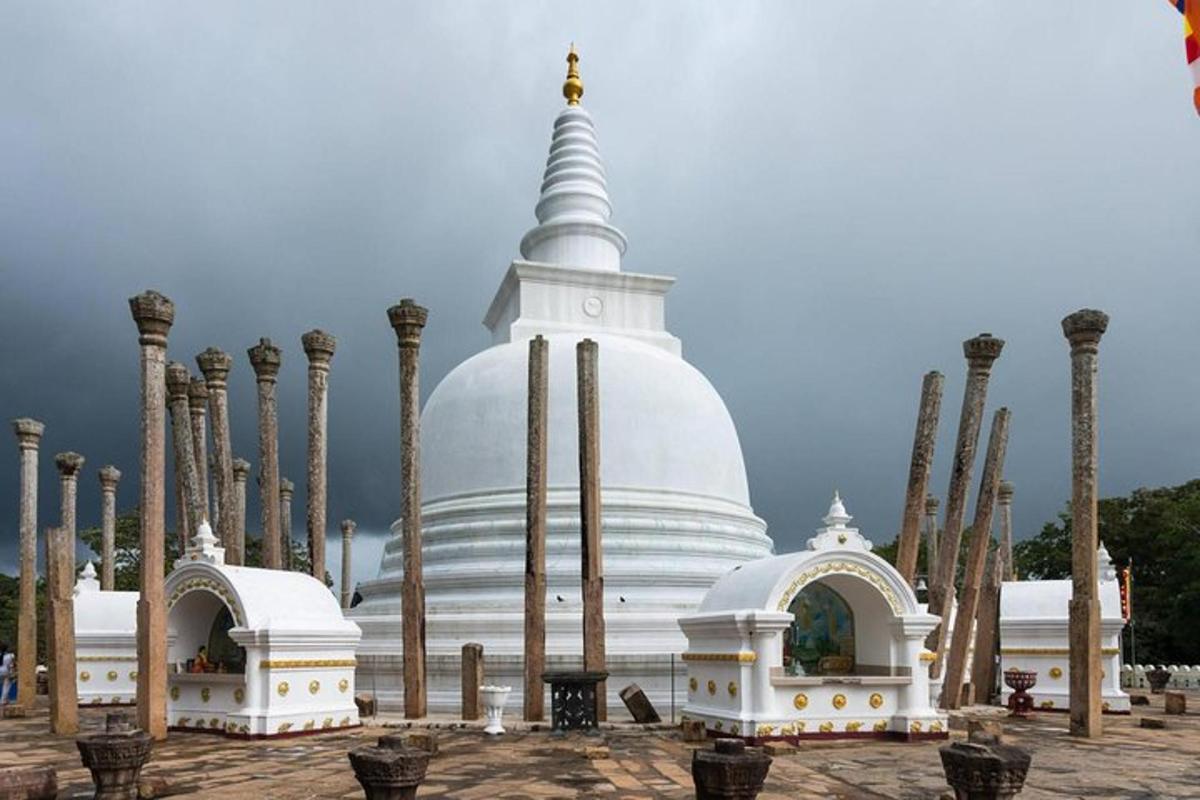 un grande tempio bianco con un'alta torre bianca
