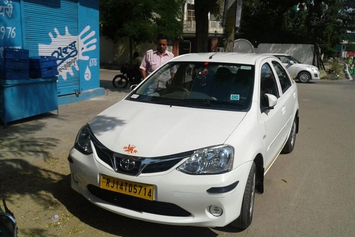 mobil putih diparkir di pinggir jalan