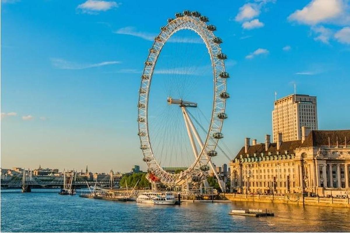 عجلة فيريس كبيرة في مدينة بجوار الماء