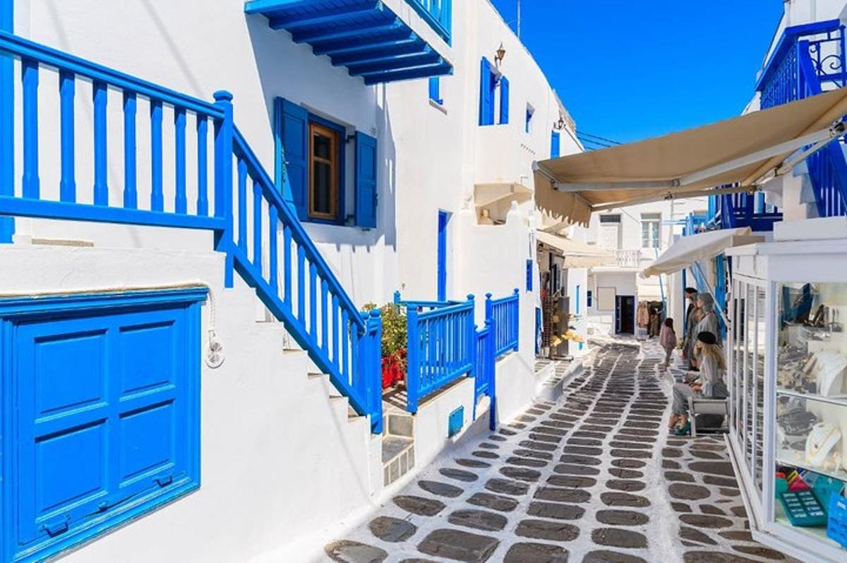 Ένας στενός δρόμος με μπλε πόρτες σε άσπρα κτίρια