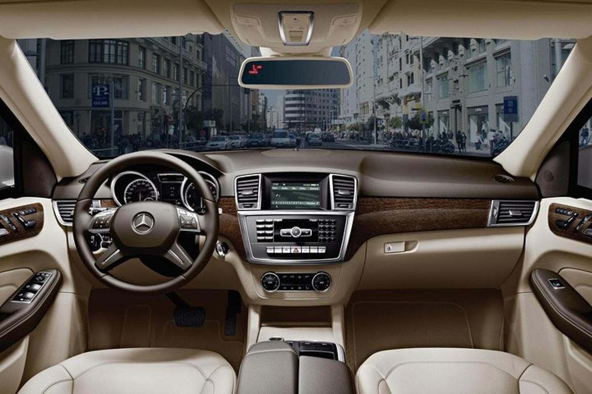 una vista del cruscotto di un'auto Acedes Benz
