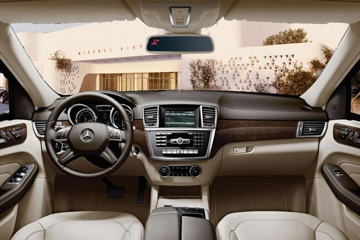 uma vista do cockpit do carro acedes benz