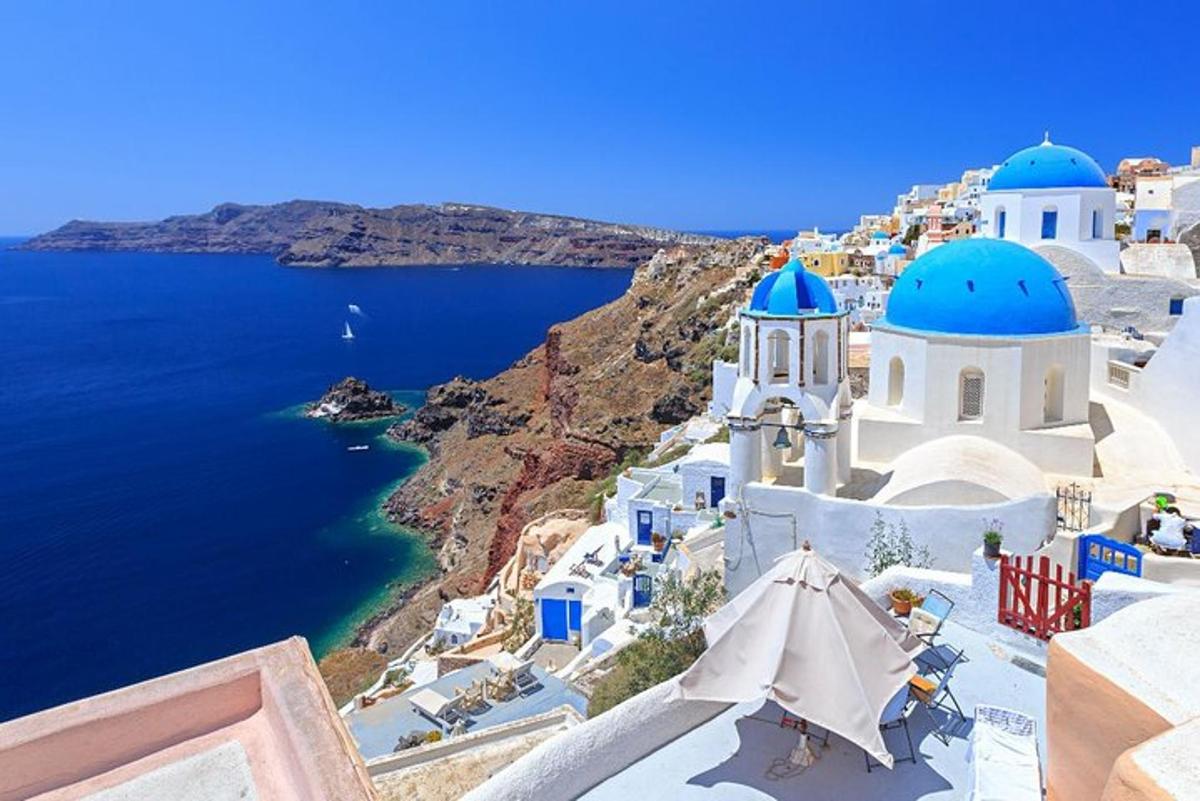 una vista de l'oceà i un grup d'edificis blancs