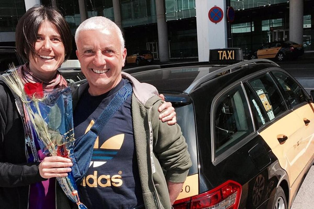 en mann og en kvinne som står foran en taxi