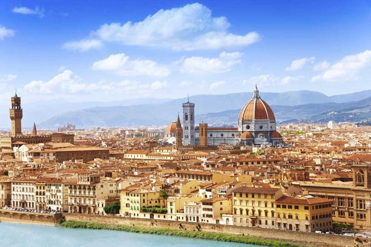 una vista di una città con edifici e acqua