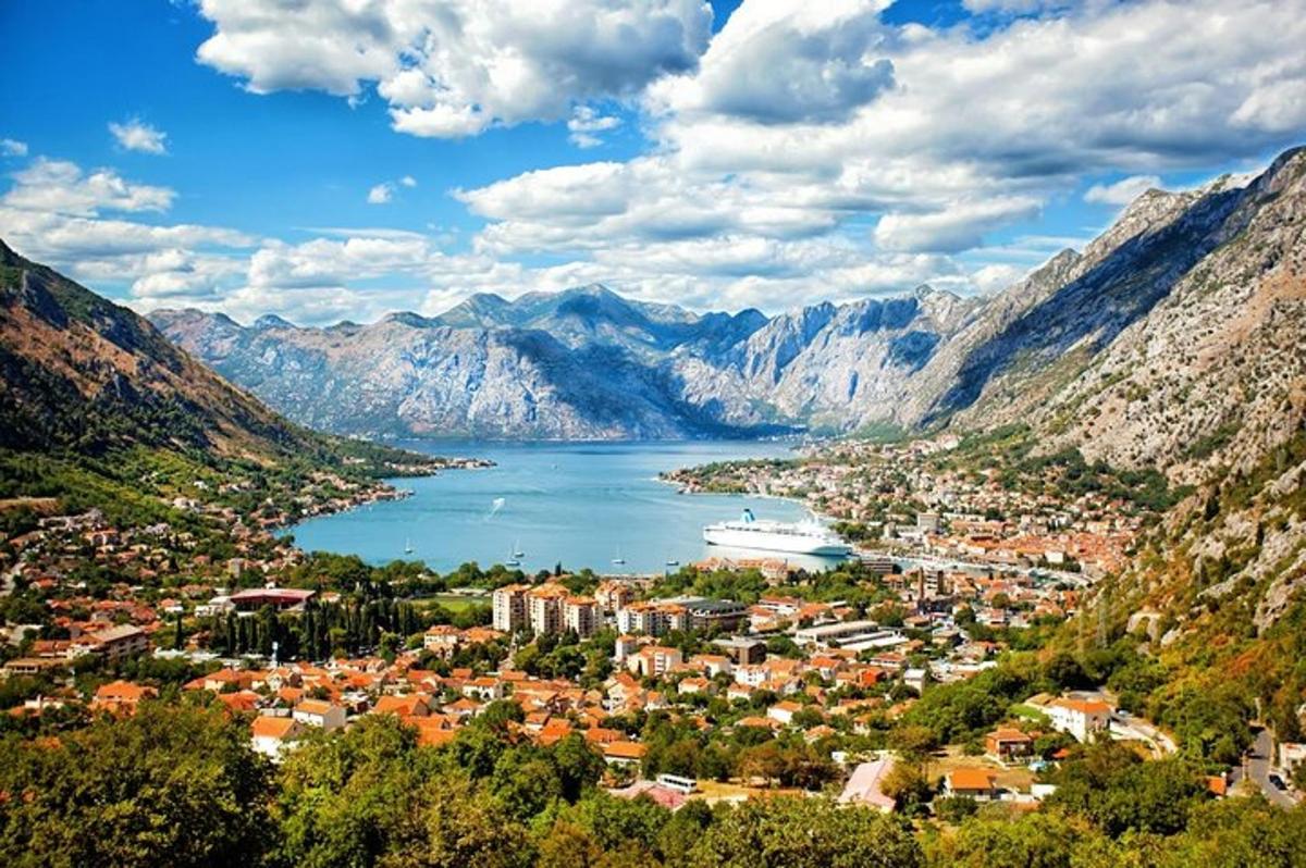 una vista di una città e di una baia con montagne