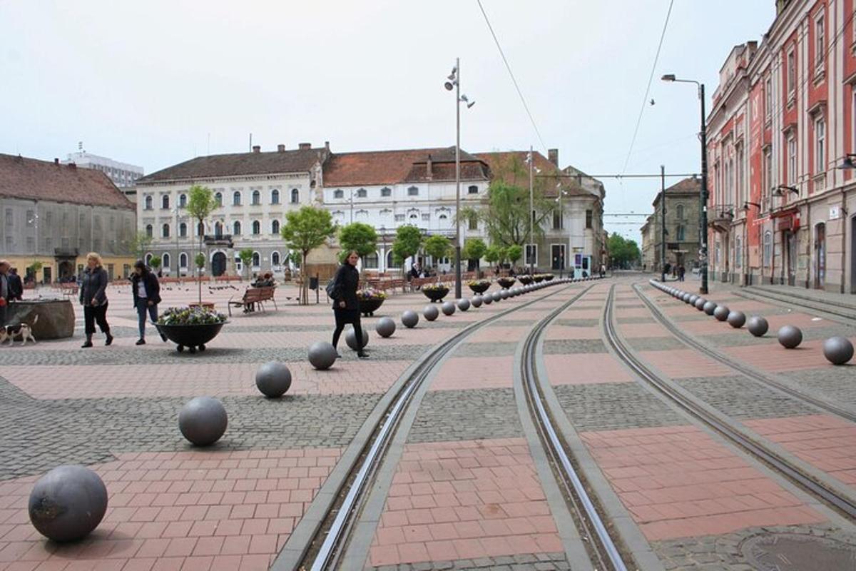 ulica z železniškimi tiri v mestu z zgradbami