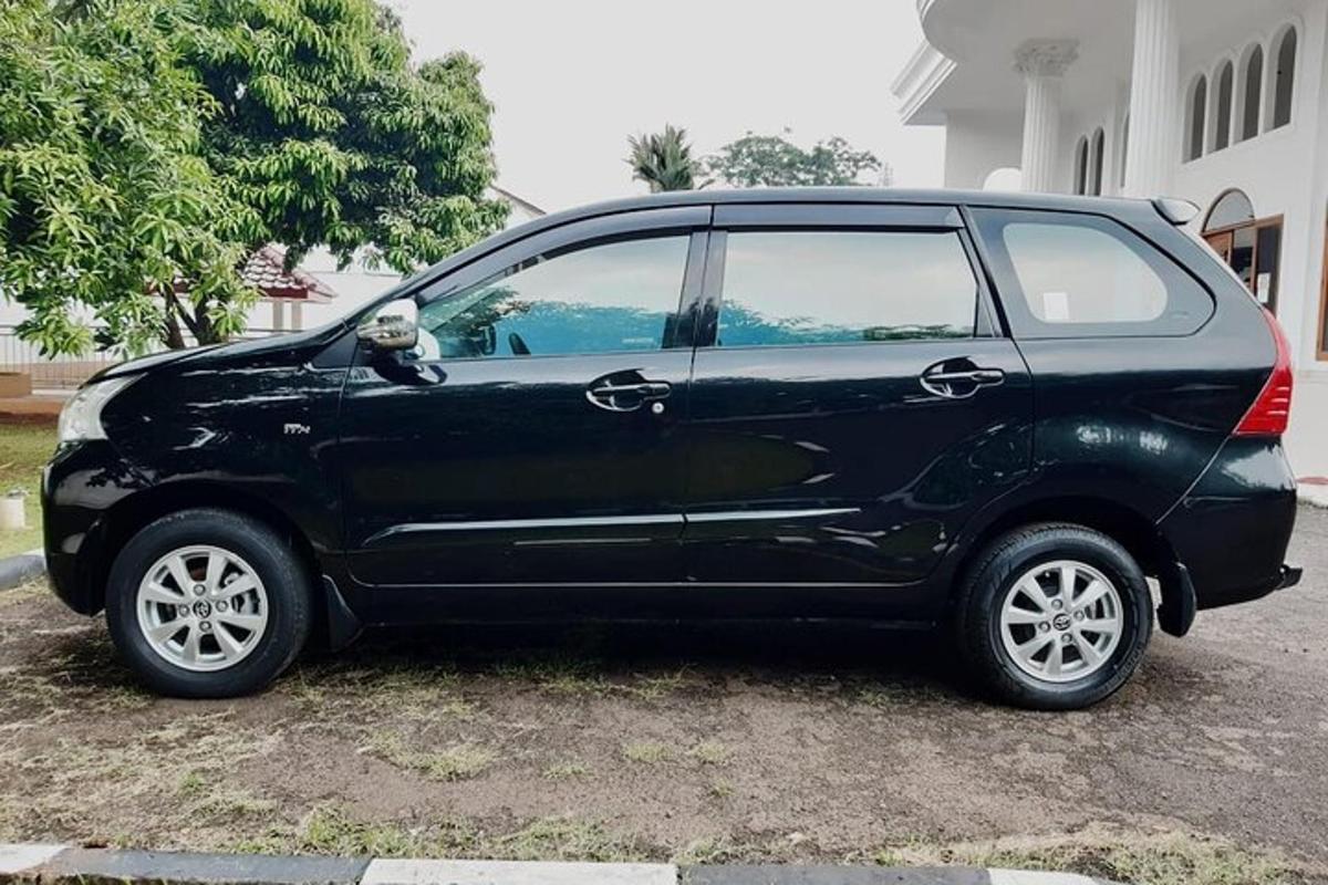 Un coche negro aparcado delante de un edificio