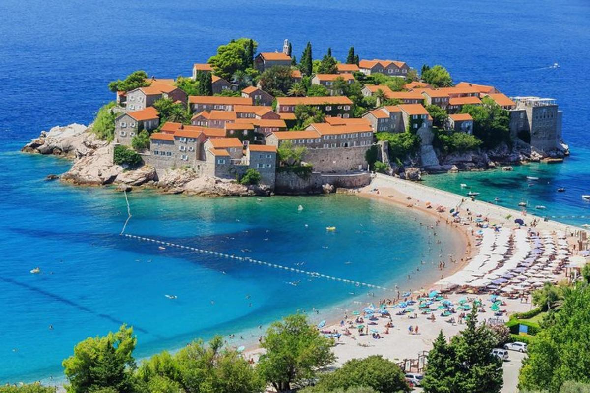 skupina ljudi na plaži v vodi