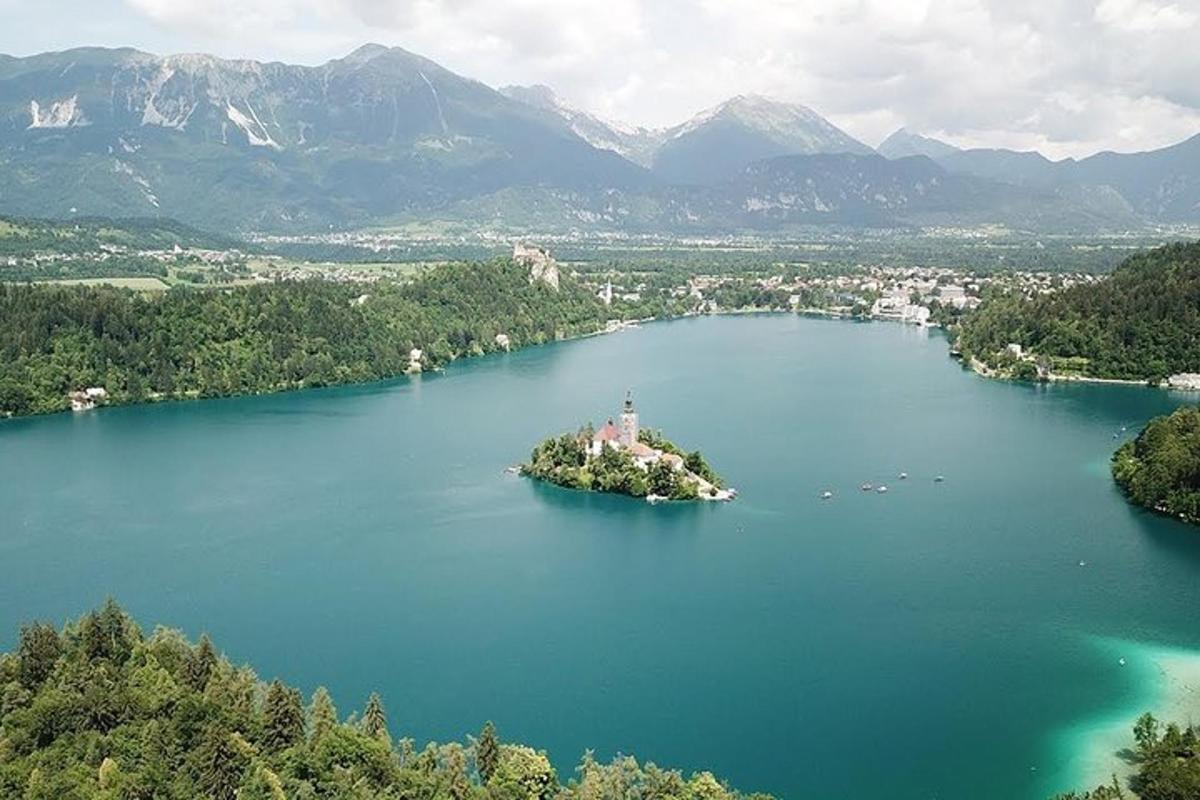 otok sredi velikega jezera