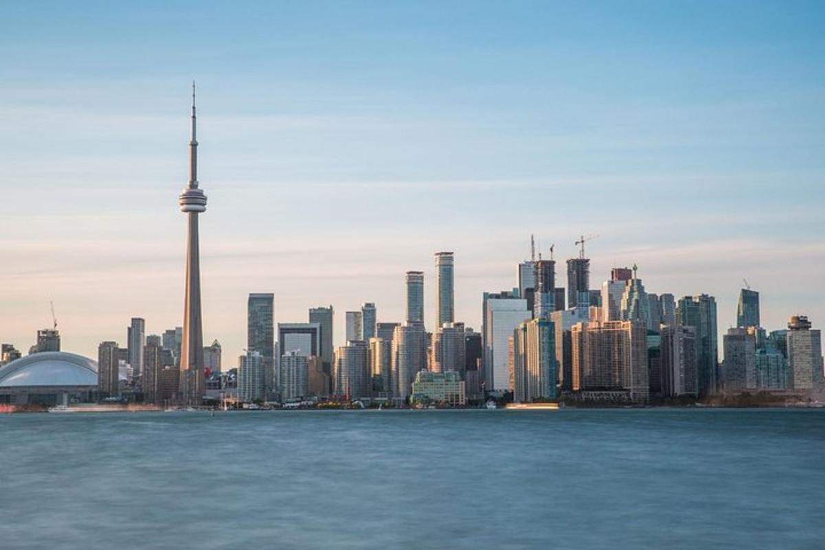 Útsýni yfir sjóndeildarhring Toronto frá vatninu