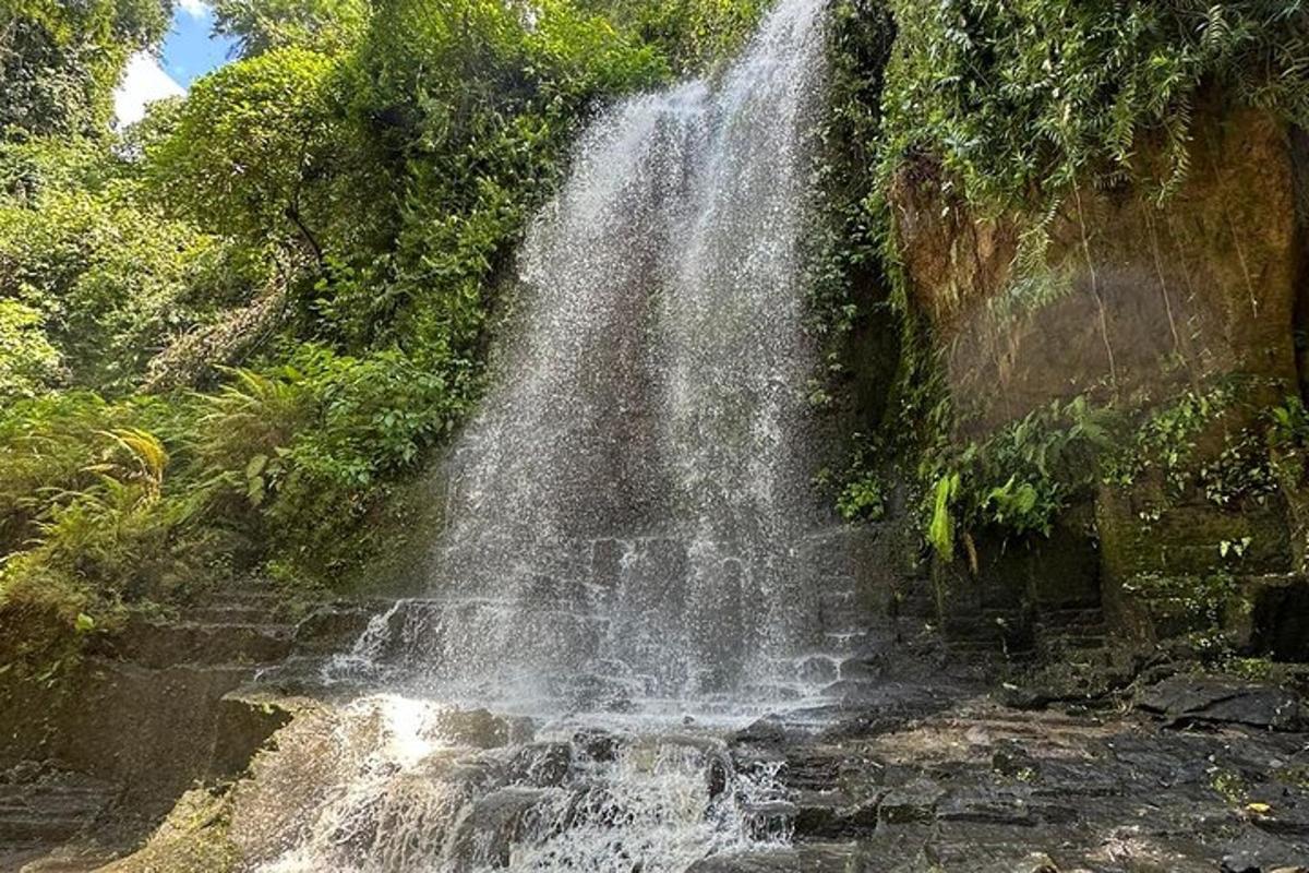 air terjun di tepi gunung