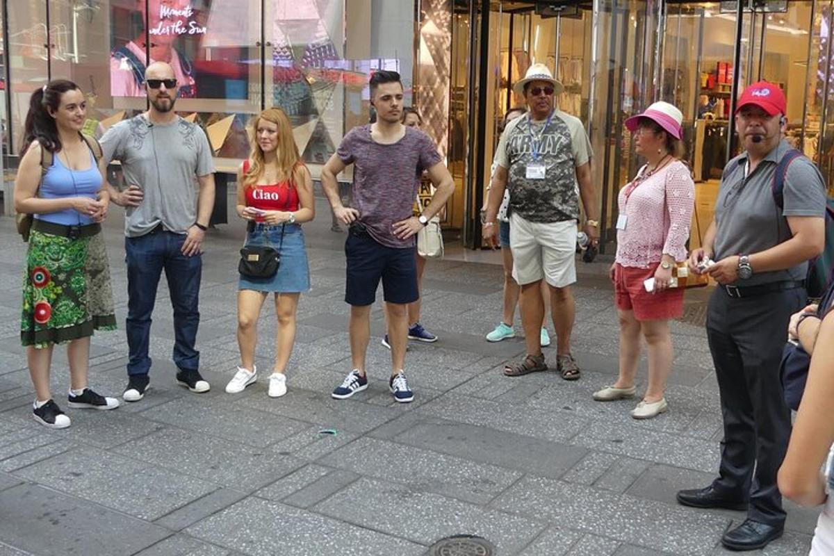 um grupo de pessoas em pé na frente de uma loja