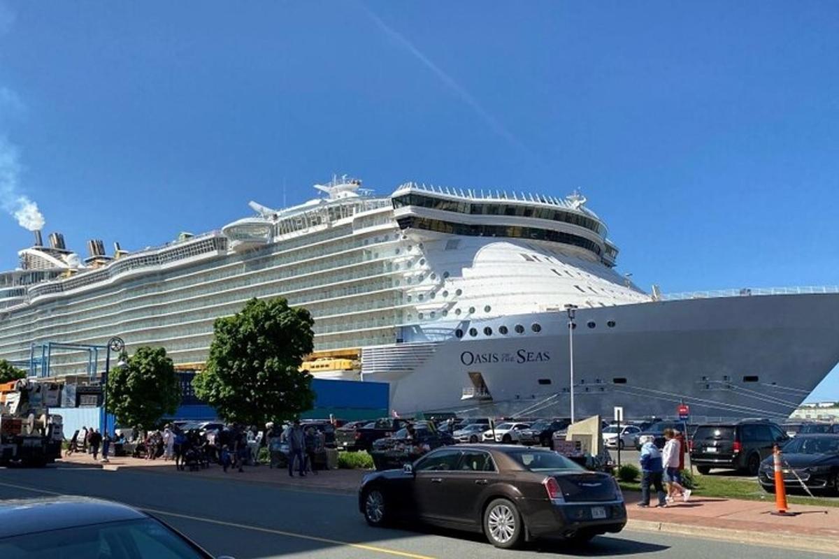 um navio de cruzeiro está atracado em um estacionamento