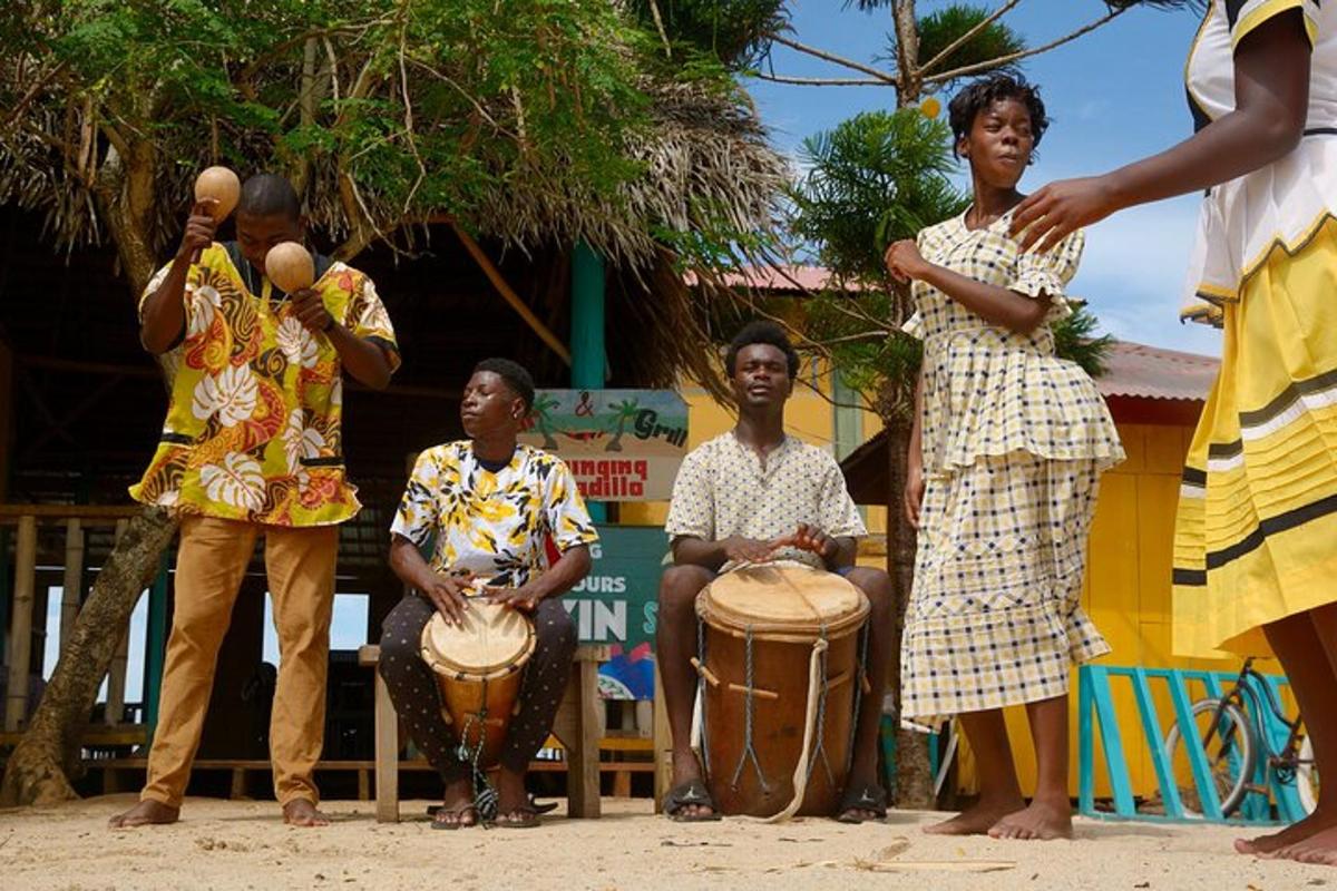 um grupo de homens e mulheres em pé ao redor de tambores