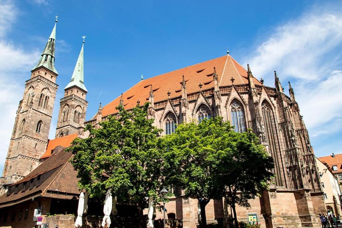 duża katedra z drzewem przed nią