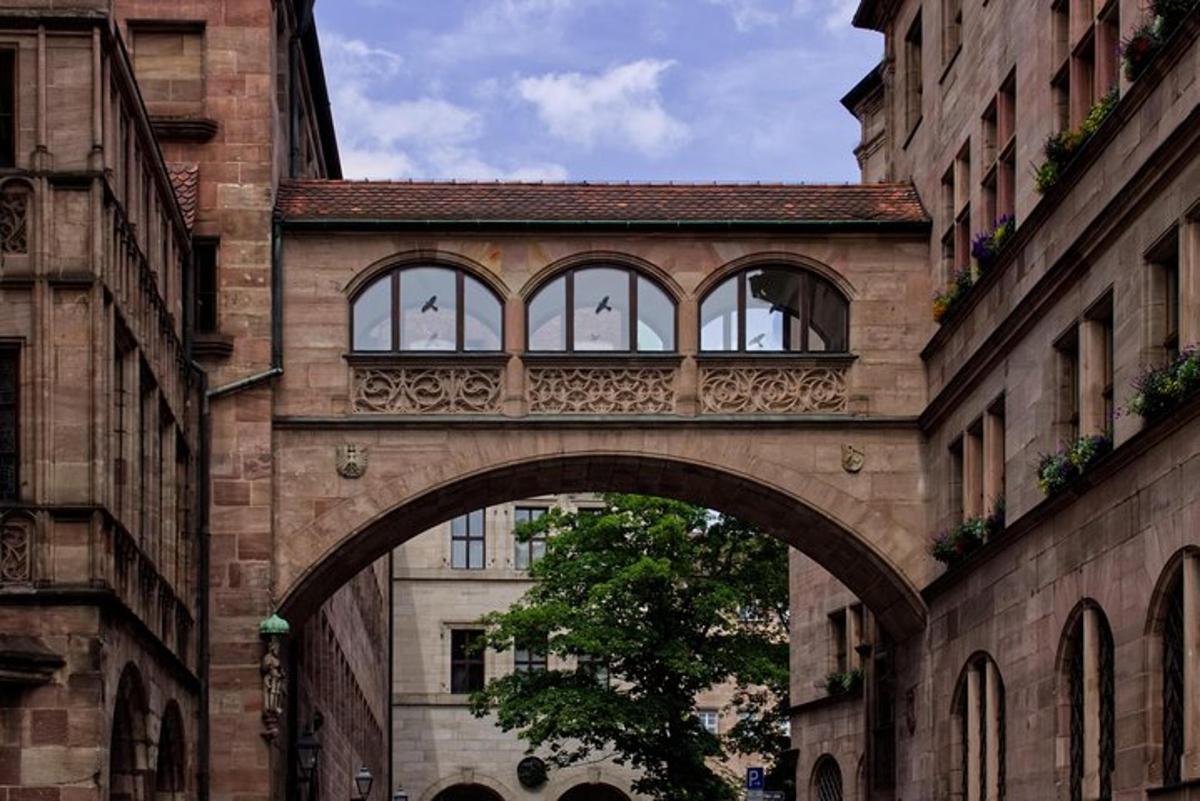 um arco em um edifício com janelas