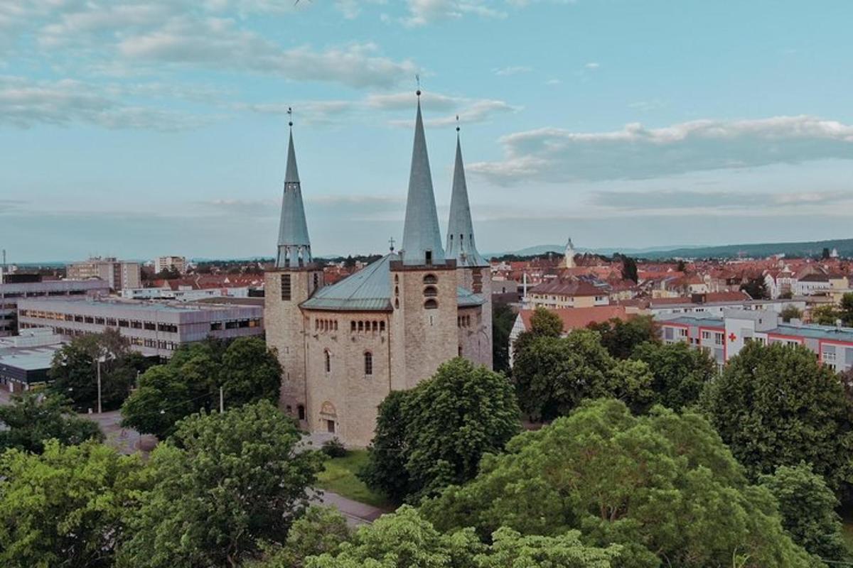 um edifício antigo com duas torres em uma cidade