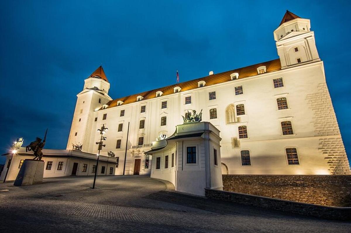 um grande edifício branco com uma torre do relógio no topo
