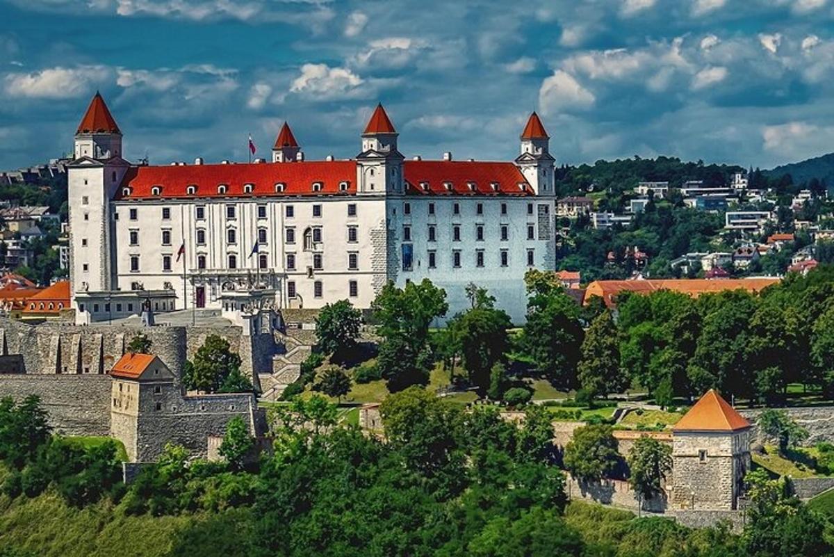 velká bílá budova s červenou střechou na kopci