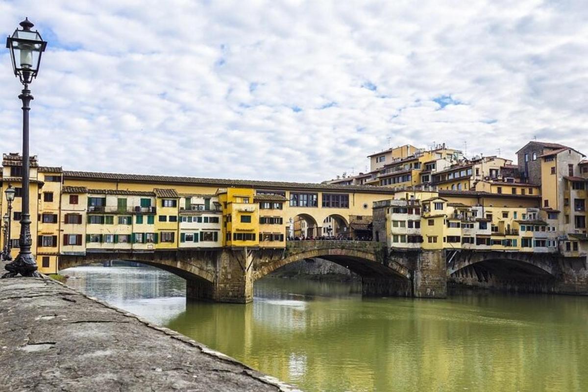 un pont sur une rivière avec des bâtiments dessus