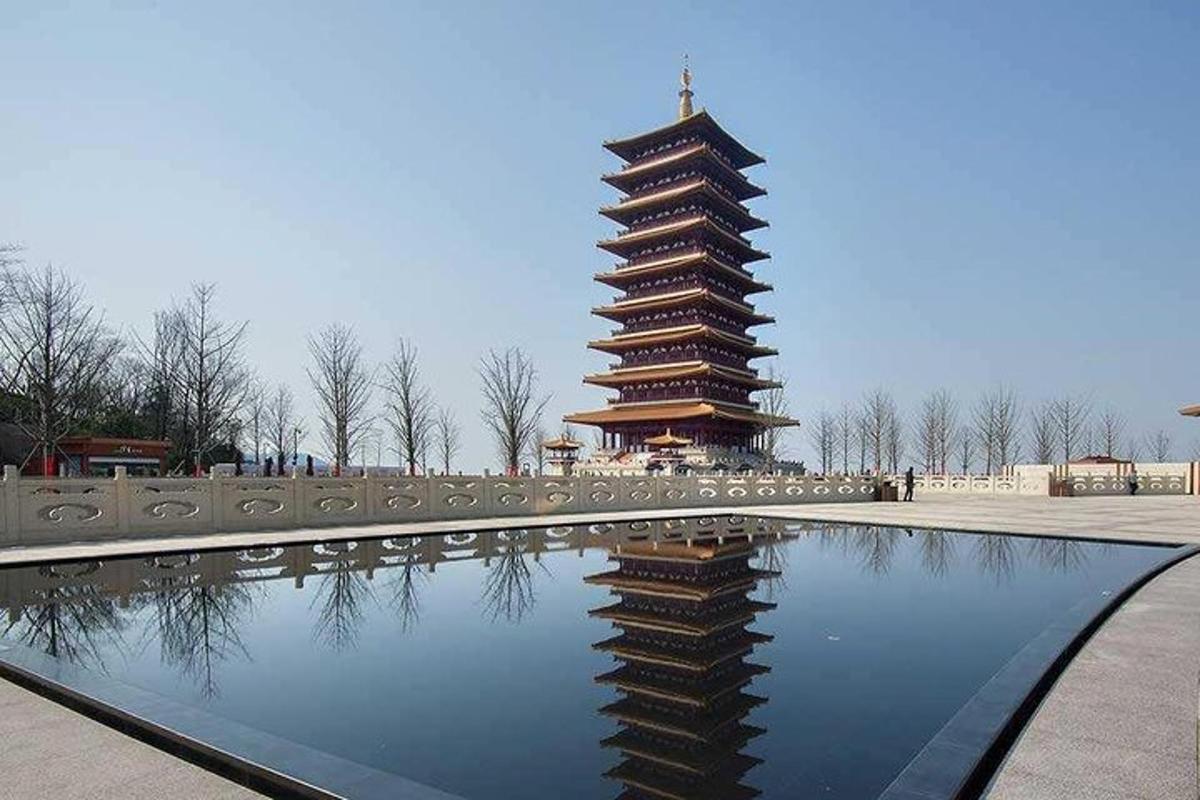 pagoda s odrazem v kaluži vody
