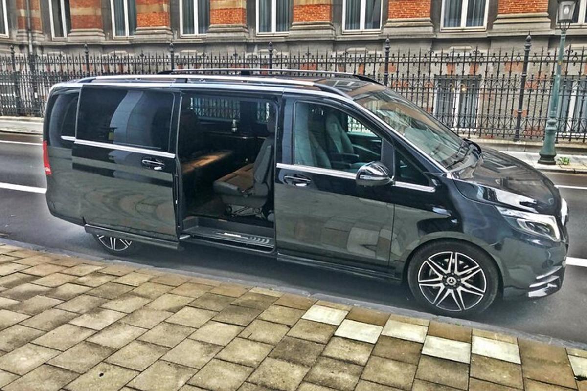 tänava äärde pargitud nutikas auto