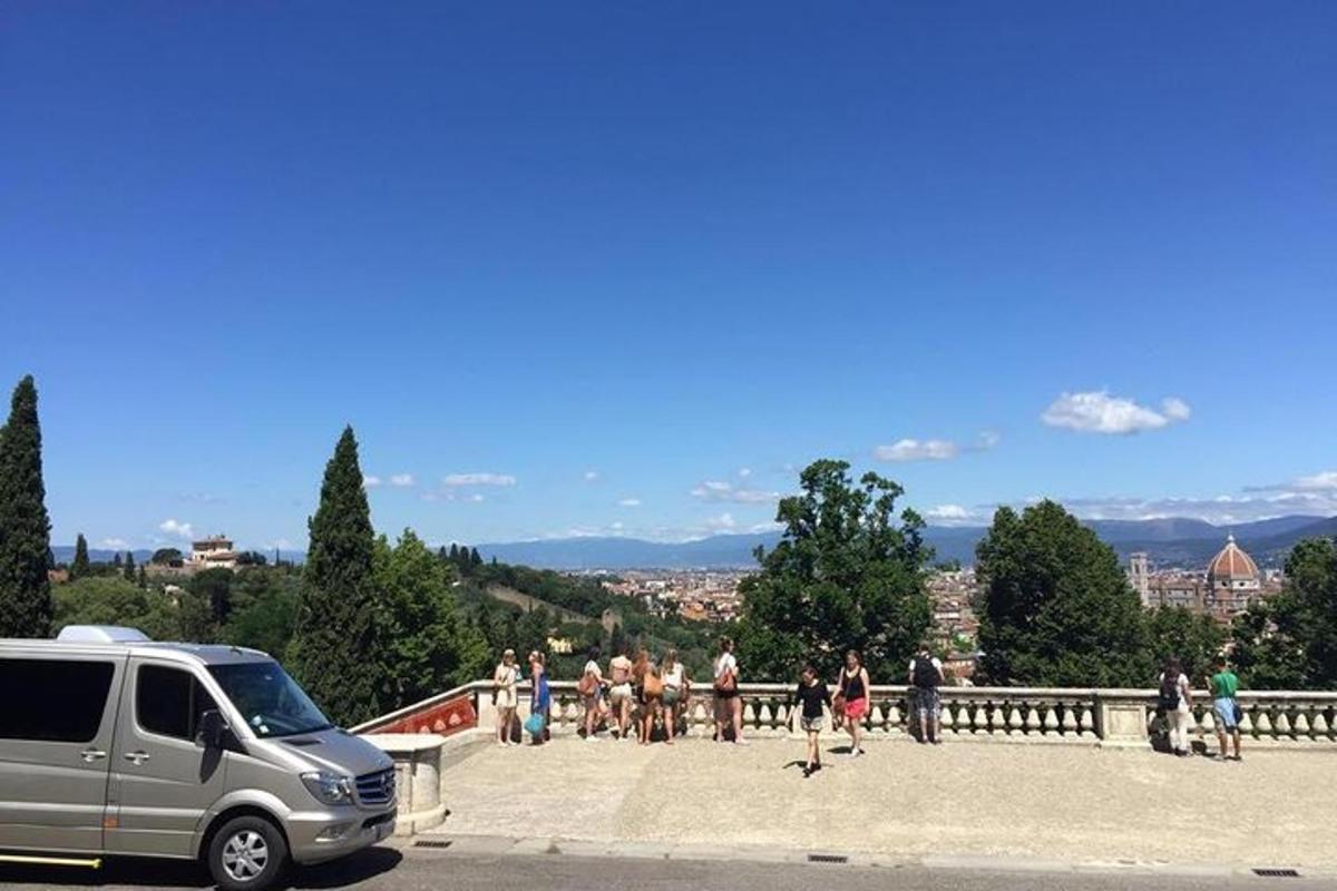 un gruppo di persone in piedi su un ponte con un furgone