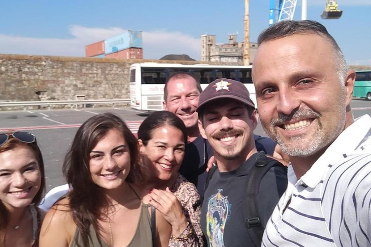 um grupo de pessoas posando para uma foto