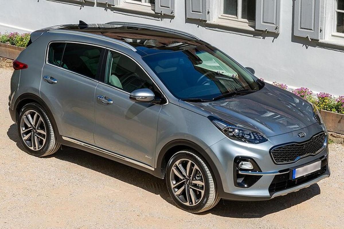 um carro inteligente prateado estacionado ao lado de um prédio