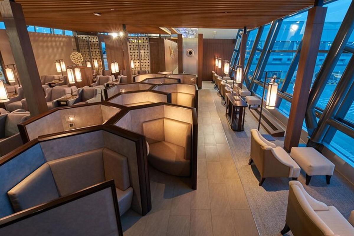 un ristorante su una nave da crociera con sedie e tavoli