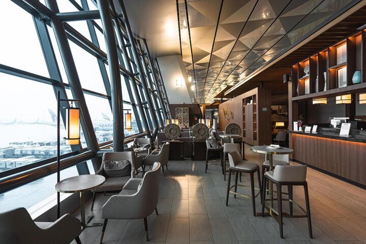 restauracja ze stołami, krzesłami i oknami