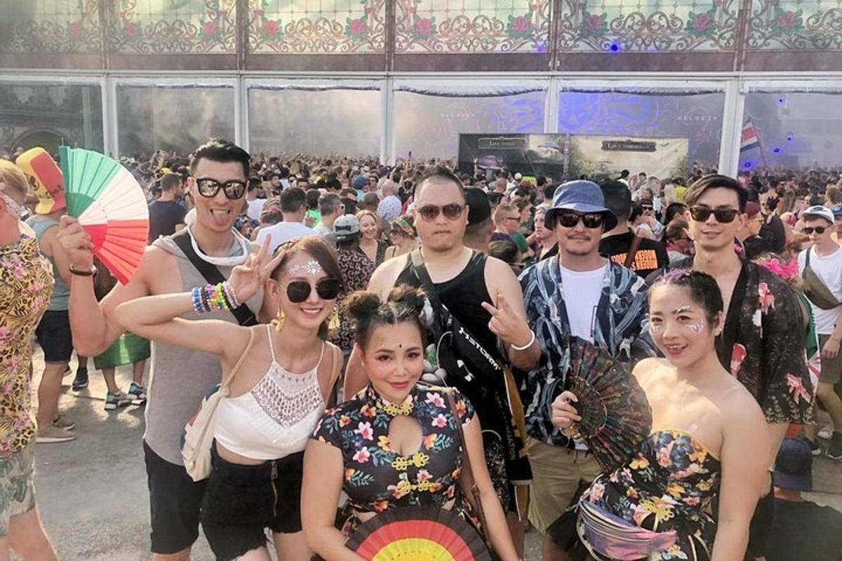 isang grupo ng mga tao na nagpapakuha ng larawan sa isang pulutong