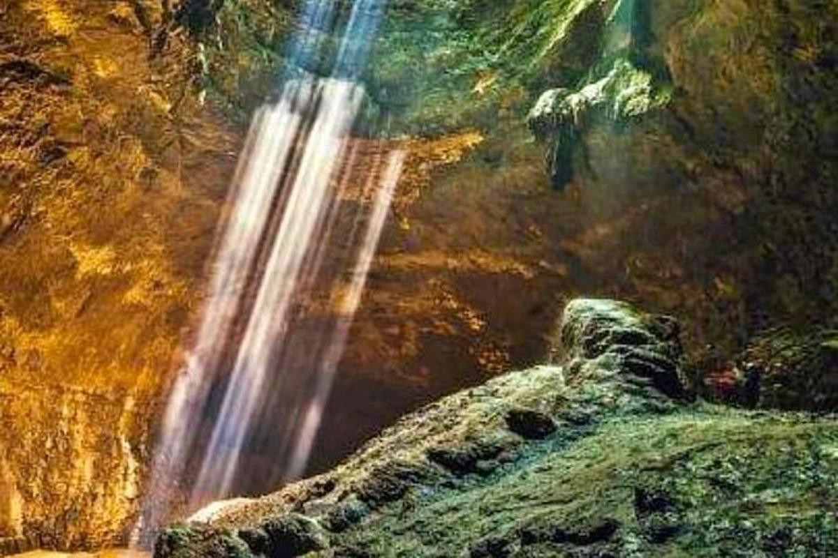 une peinture d'une cascade dans une grotte