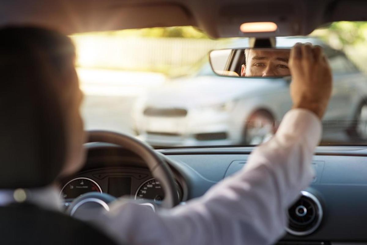 un home assegut al volant d'un cotxe