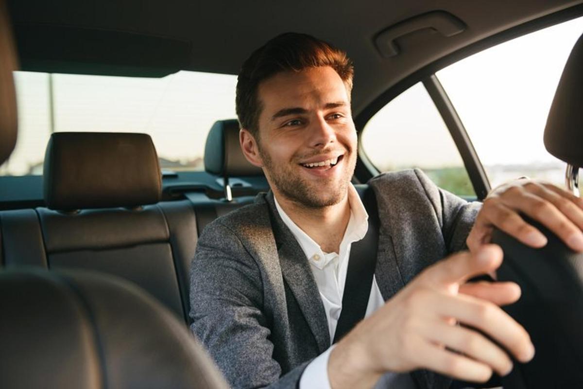 um homem sentado no banco de trás de um carro