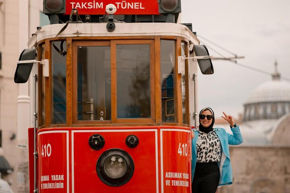 žena stojící v přední části tramvaje