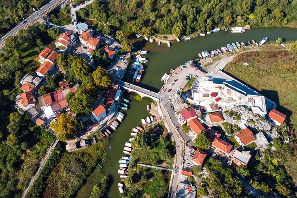 zračni pogled na skupino hiš ob reki