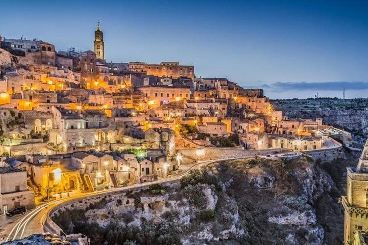 una vista di una città di notte