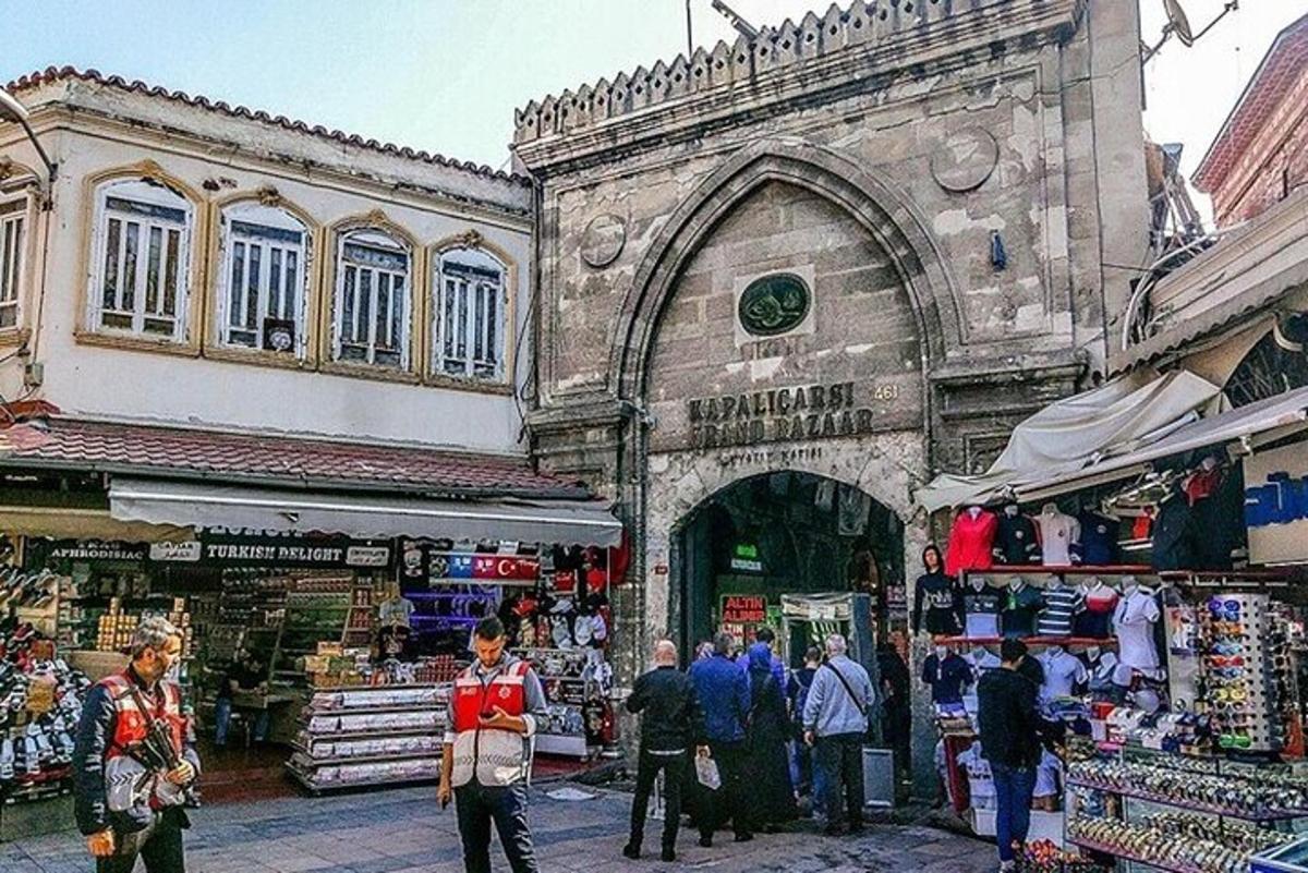 um grupo de pessoas caminhando em um mercado com um prédio