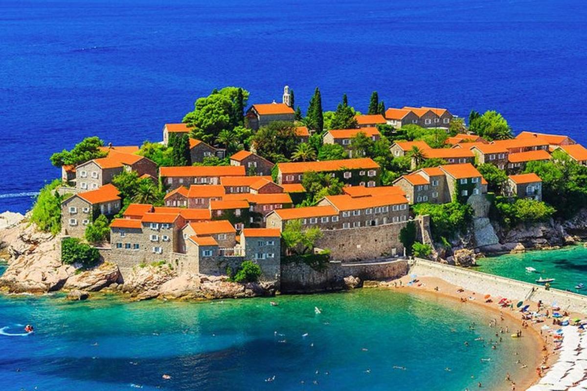 un'isola con i tetti arancioni su una spiaggia in acqua