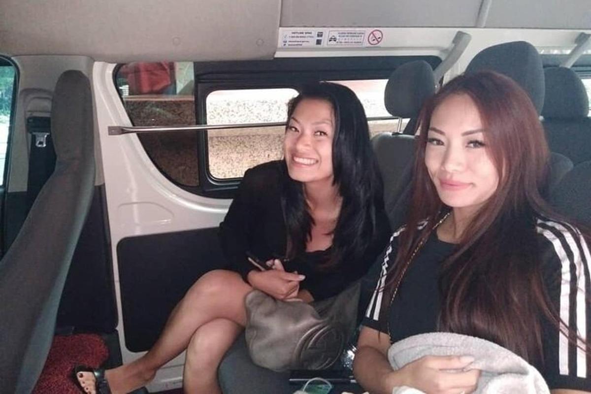 Dos mujeres sentadas en la parte trasera de un coche