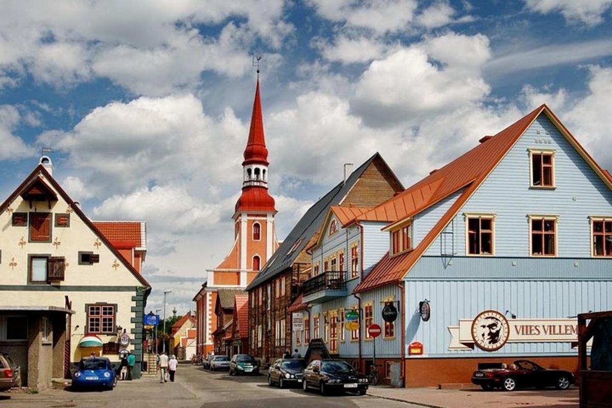 město s kostelem s věží na ulici