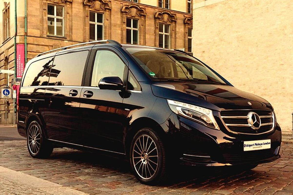 černobílé auto zaparkované na ulici
