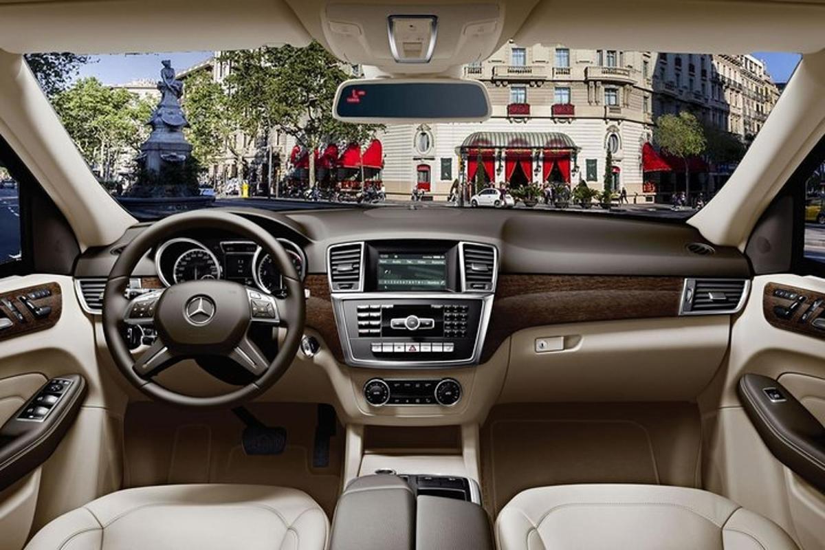 una vista del cruscotto di un'auto Acedes Benz
