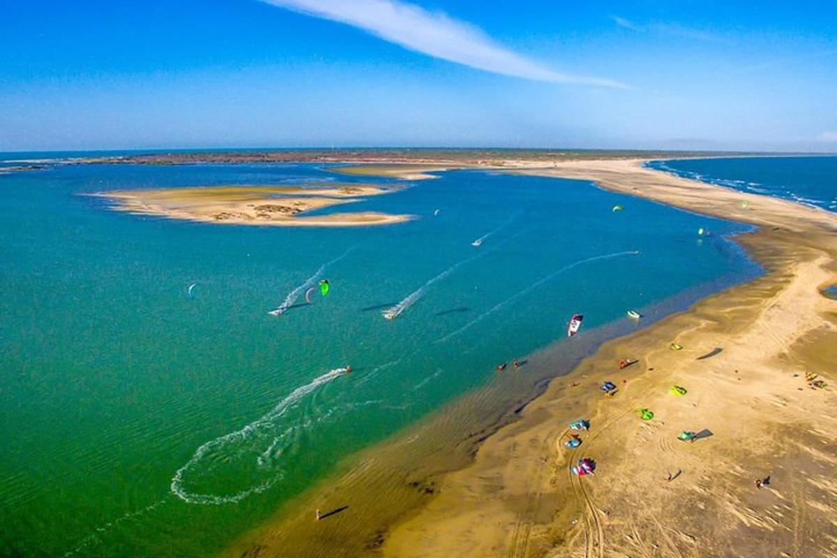 zračni pogled na plažo z ljudmi v vodi