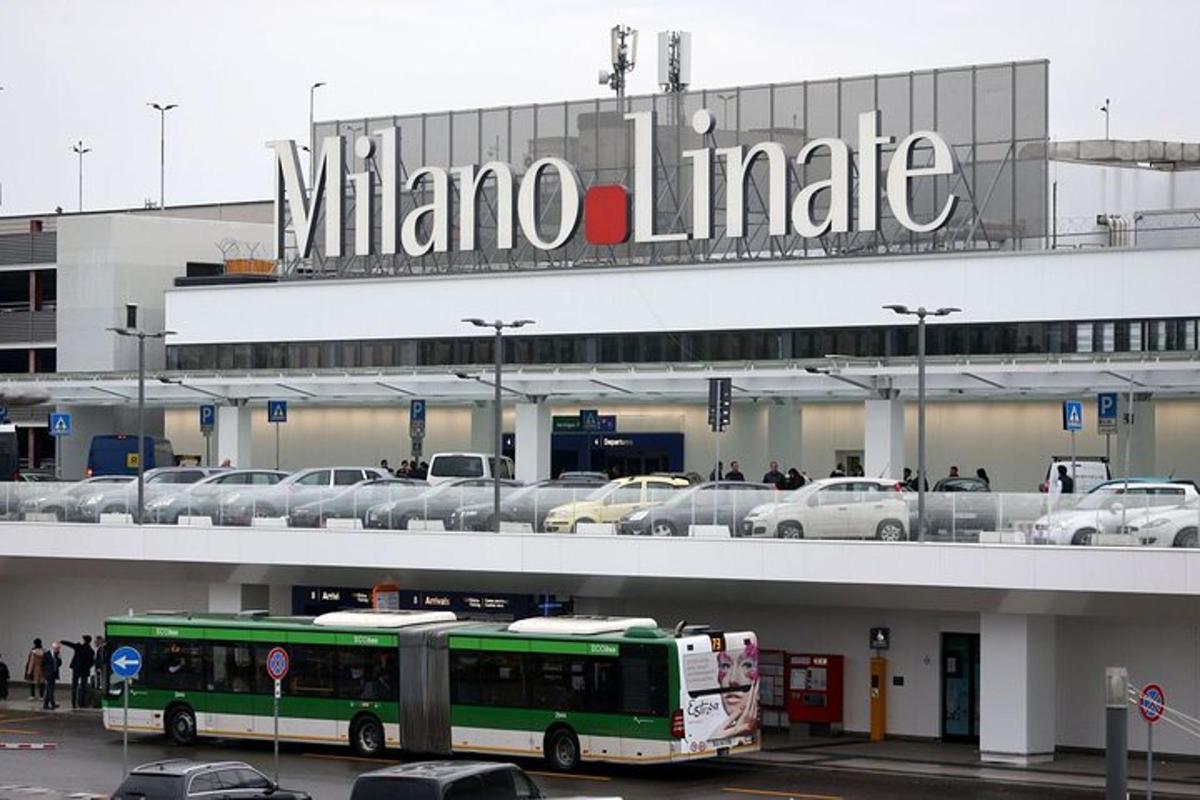 un autobus verde parcheggiato davanti a un aeroporto