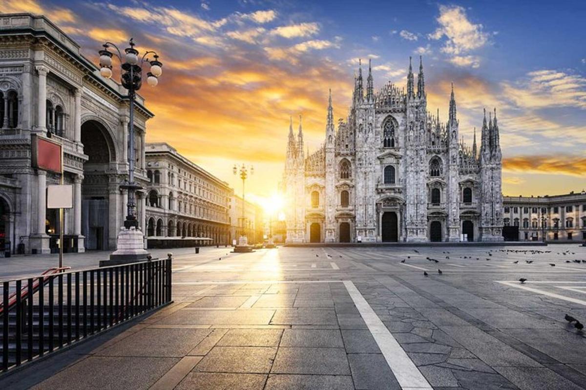 un grande edificio bianco con un tramonto sullo sfondo
