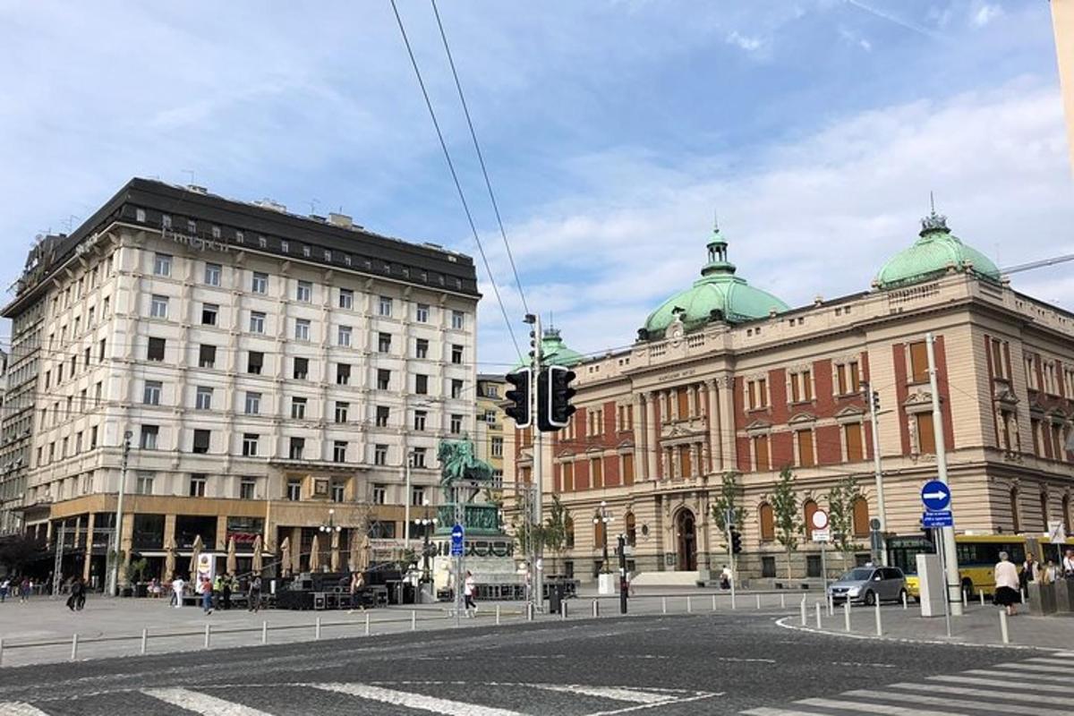 městská ulice se dvěma budovami a semaforem